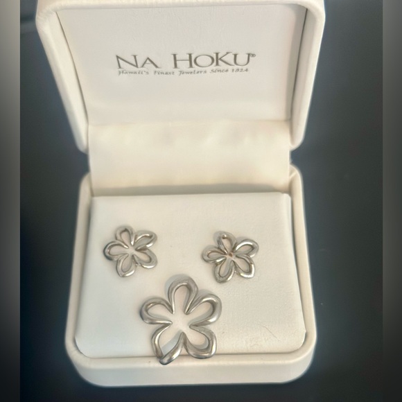Na Hoku Floating Plumeria earrings and pendant - Picture 2 of 5